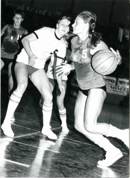 Pareschi in penetrazione con la Nazionale osservata dalla Bocchi.